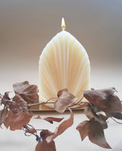 Load image into Gallery viewer, Palm Leave Statement Candle
